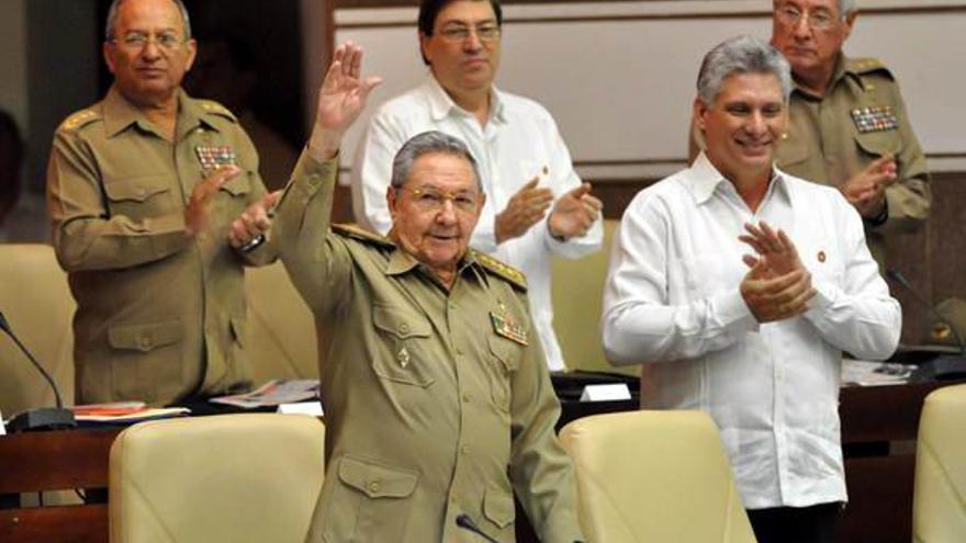 El actual presidente cubano, Raúl Castro, acompañado por su delfín político, Miguel Díaz-Canel, durante un acto en el Parlamento nacional. (EFE) 