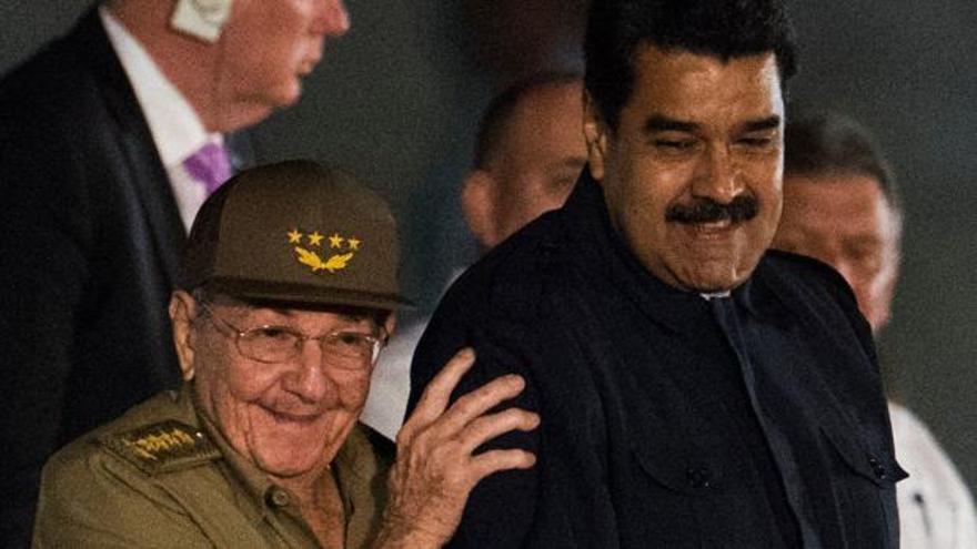 Raúl Castro se apoya en Nicolás Maduro durante los funerales de su hermano Fidel. (EFE)