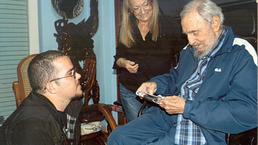 Fidel Castro frente a Randy Perdomo, de rodillas, y su mujer Dalia Soto del Valle. (EFE/Estudios Revolución/CUBADEBATE)