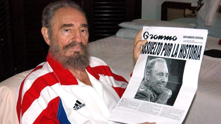 Castro con una fotocopia del periódico Granma, el 12 de agosto de 2006, pocos días después de enfrentarse a una operación en el intestino. (redes)