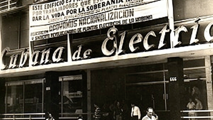 En agosto de 1960, Castro ordenó la nacionalización sin compensación de 38 empresas estadounidenses, entre ellas las compañías de teléfonos y electricidad. (Archivo)