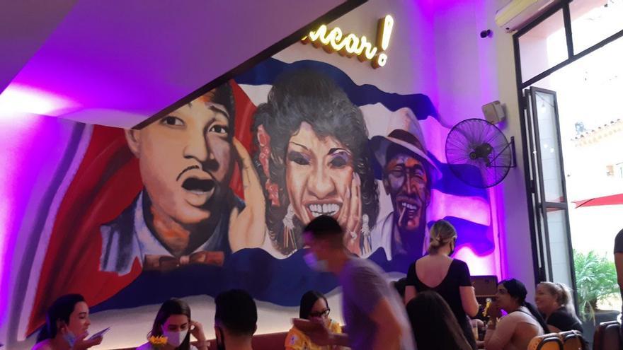 Mural de Celia Cruz, flanqueada por Benny Moré y Compay Segundo, en el restaurante Antojos, de La Habana Vieja. (14ymedio)