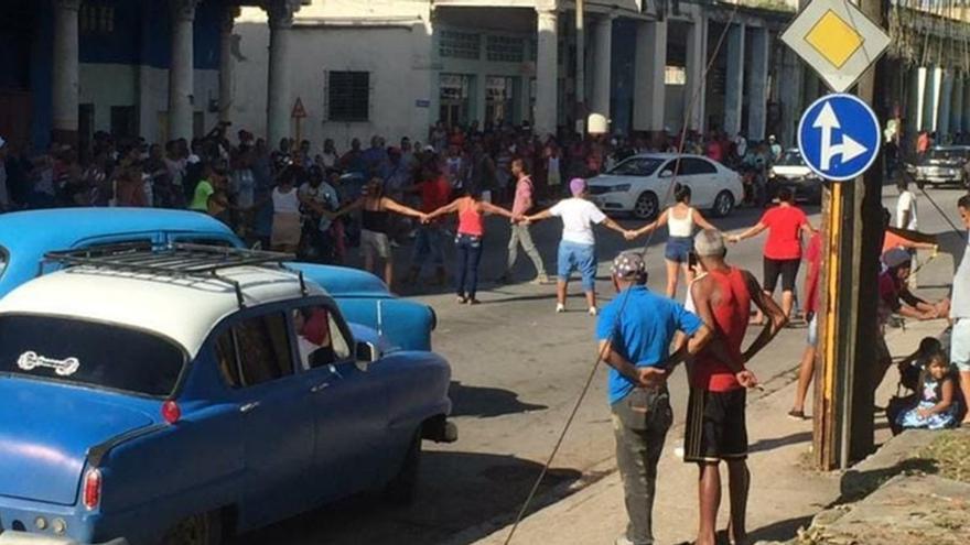 En Cerro varias personas se toman de las manos en medio de la calle para impedir el tránsito vehicular. (Facebook)