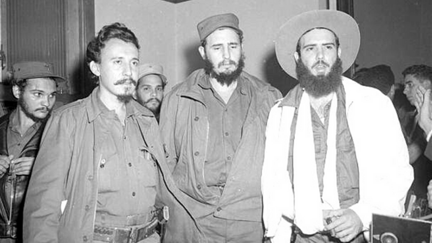 Faure Chomón, Fidel Castro y Rolando Cubela después del triunfo de la Revolución de 1959. (El rastro del invasor)