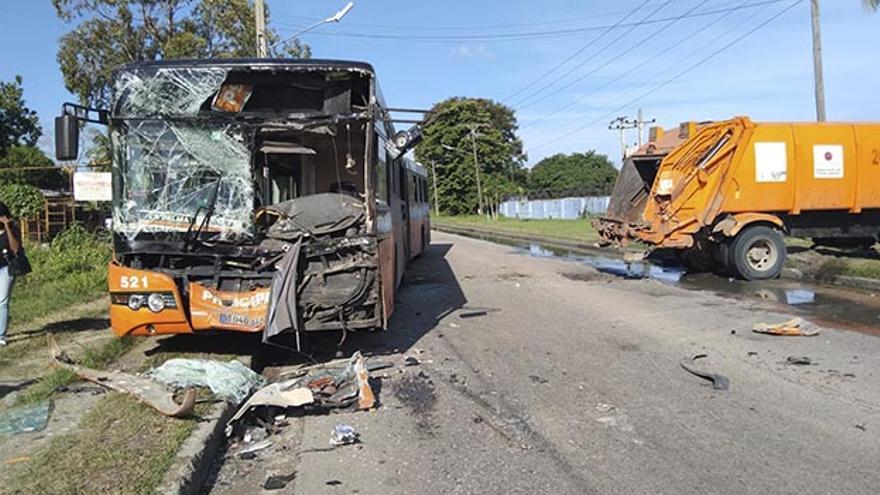 Los vidrios panorámicos y el panel delantero de la guagua quedaron completamente destruidos, mientras que el camión mostraba daños en el cabezal. (Facebook/Omero Rodríguez)