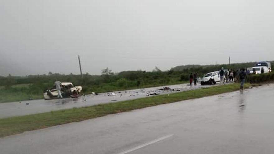 Dos vehículos se accidentaron la tarde del viernes en la autopista nacional entre Cienfuegos y Villa Clara. (Lázaro Duarte)