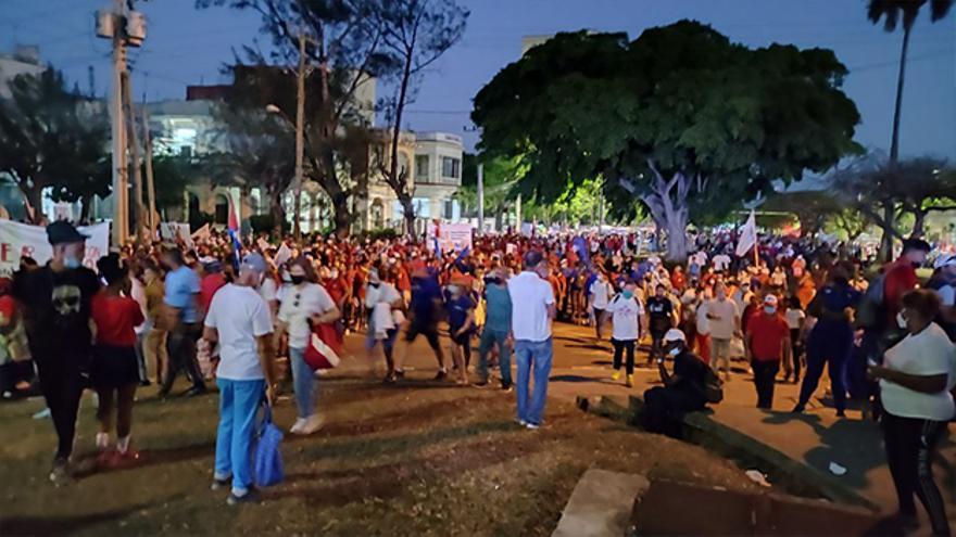 Cientos de personas congregadas en un parque de El Vedado para salir hacia el desfile de la Plaza de la Revolución. (14ymedio)