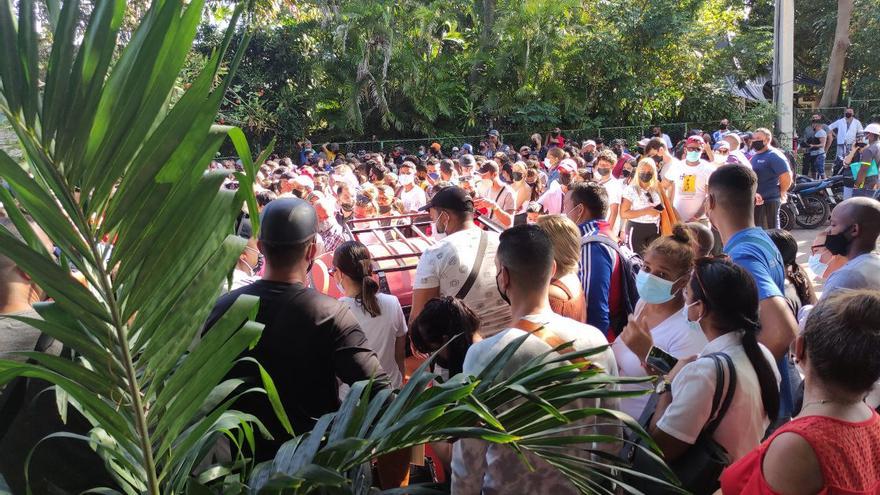 Cientos de cubanos se plantaron este miércoles nada más enterarse del nuevo requisito exigido por Panamá para transitar por su territorio. (14ymedio)