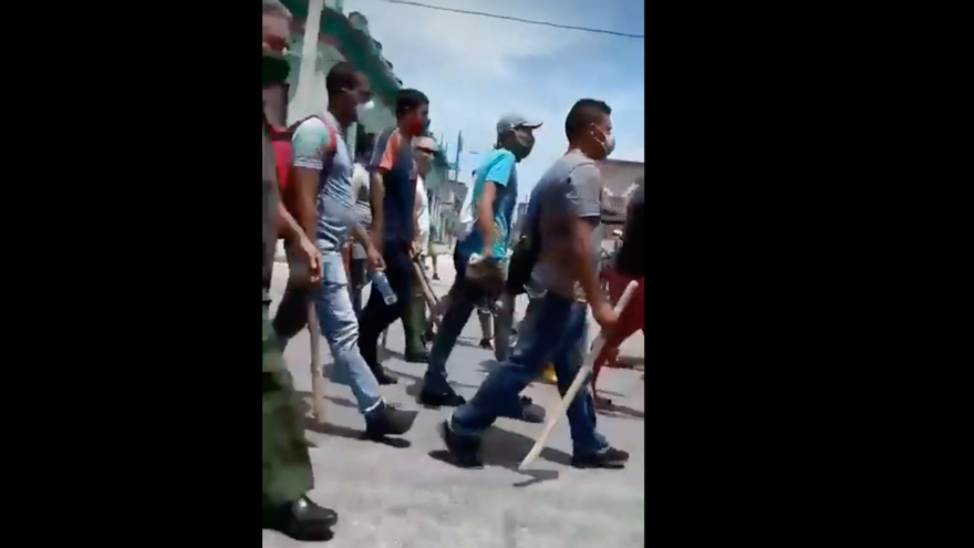 Civiles armados con palos en las protestas del 11J. (Captura)