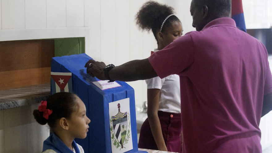 Un hombre ejerce su derecho al voto durante el referendo sobre el Código de las Familias, en La Habana. (EFE/Yander Zamora)