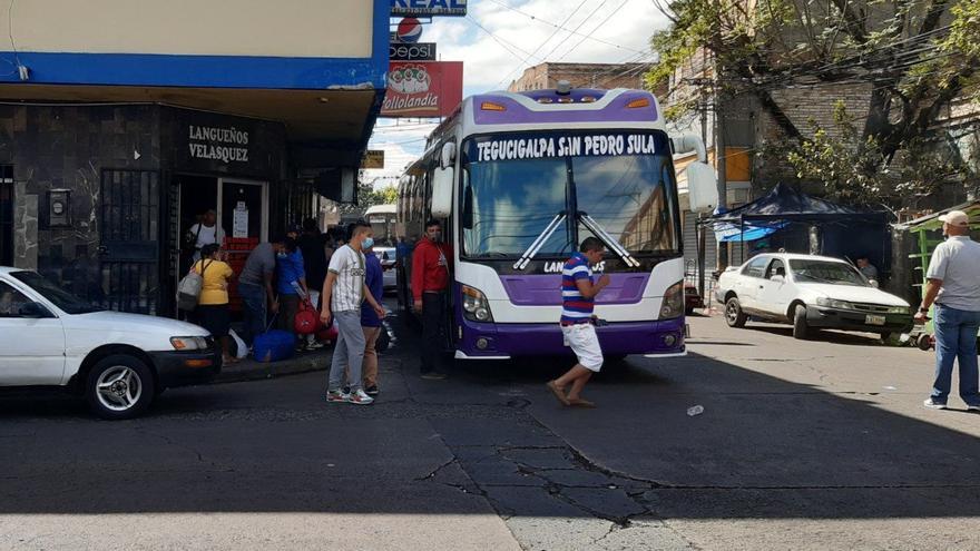 I took a taxi to the Sultana terminal, where buses go to San Pedro Sula, and there I found three Cubans.  (14ymedio)