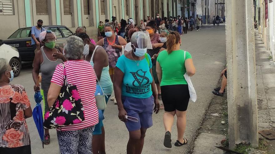 Cola este viernes en Centro Habana, donde habían sacado a la venta en pesos cubanos productos que llevaban meses desaparecidos. (14ymedio)