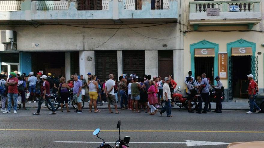 Cola para comprar carne de cerdo en La Habana. (14ymedio)