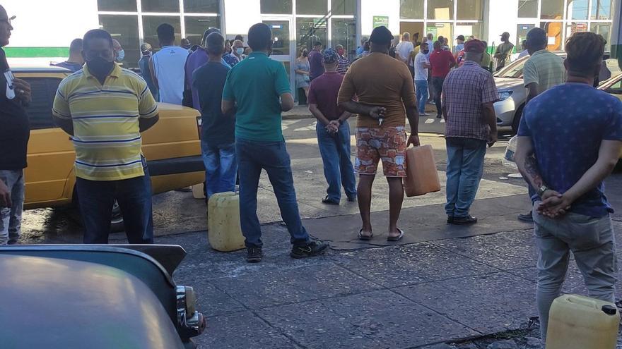 Colas para comprar combustible este martes en La Habana. (14ymedio)