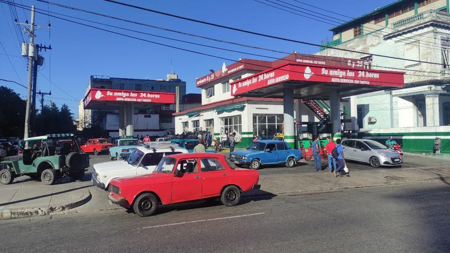 Los clientes de La Habana se enteraron este mismo martes de la regulación del combustible en la capital al acudir a los servicentros. (14ymedio)