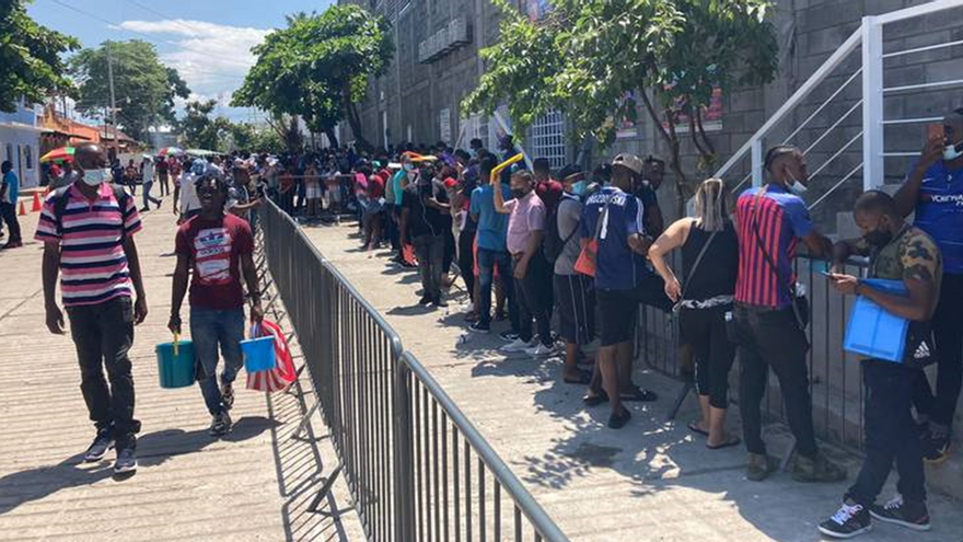 Fila para solicitar refugio en la oficina de Comar en Tapachula, al sur de México. (Eduardo Torres/Diario del Sur)