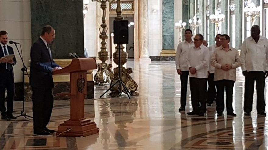 Raúl Castro Ruz, primer secretario del Partido Comunista de Cuba, acompañó a Lavrov al acto de inauguración de la restauración de la Estatua de la República en el Capitolio Nacional. (Angélica Paredes/ Radio Rebelde).
