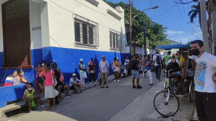 Cola para comprar pan este 24 de agosto en el Consejo Pueblo Nuevo, Centro Habana. (14ymedio)