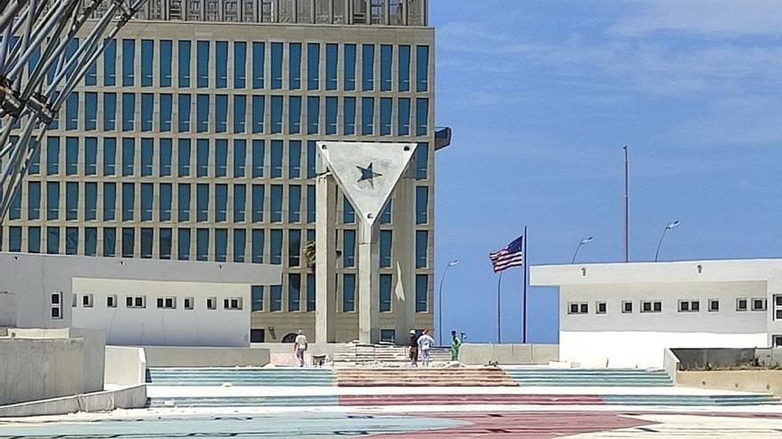 Construcción de la estructura de hormigón en forma de bandera de Cuba frente a la Embajada de EE UU en La Habana. (14ymedio)