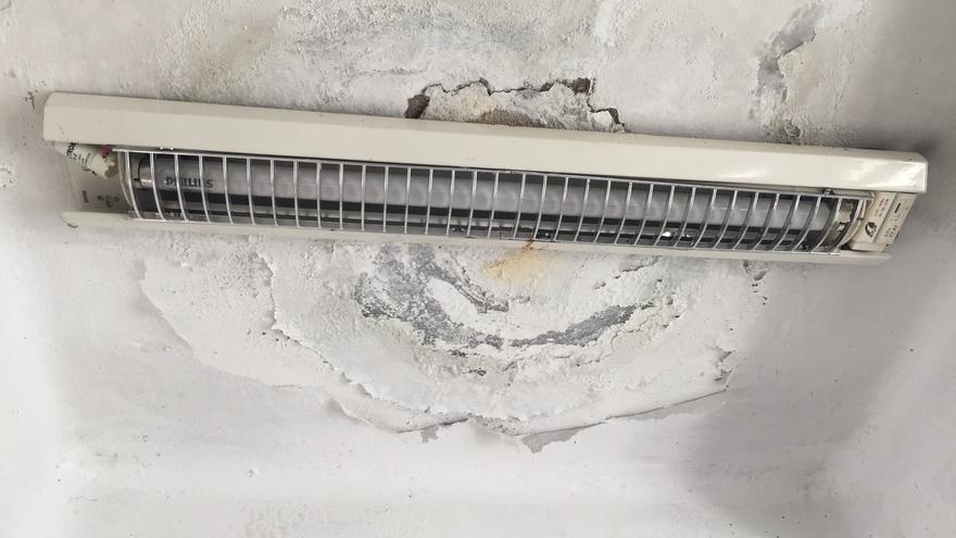 Cortocircuitos en las lámparas del techo, goteras y manchas son algunas de las consecuencias de la mala colocación de una cobertura en la azotea. (14ymedio)