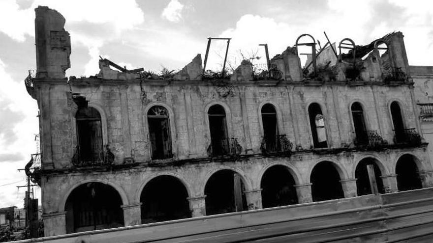La ruina y demolición del hotel Cosmopolita, en Camajuaní, cuya planta original era de 1880, inspiró varios pasajes de 'Náufrago del tiempo'. (Elena Nazco)