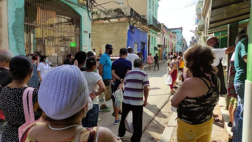 Cualquier producto ya puede provocar "una manifestación como un Primero de Mayo", ironizaba un vecino de Centro Habana en una cola. (14ymedio)