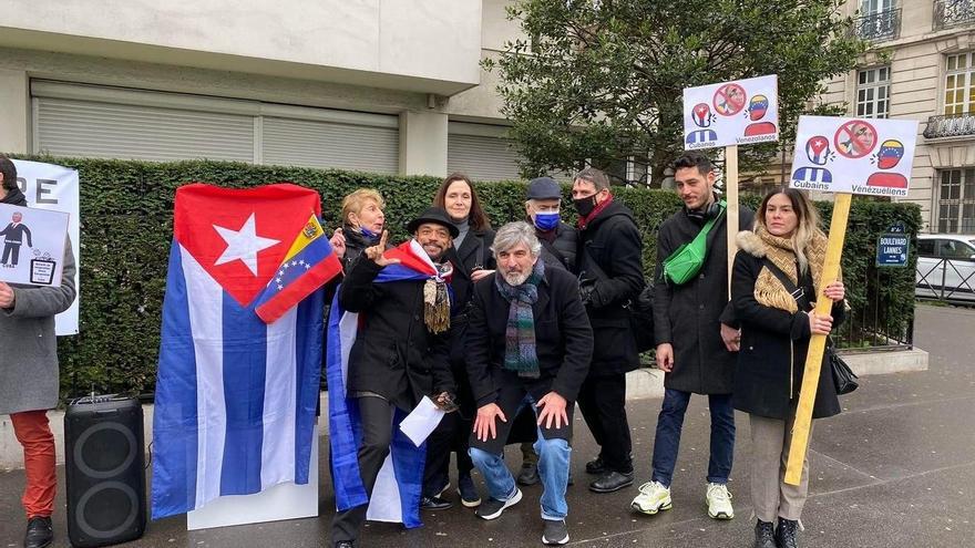 En París, los manifestantes recordaron también la situación de los presos políticos en Cuba y en especial la del artista Luis Manuel Otero Alcántara que se encuentra en huelga de hambre. (Association France pour la démocratie à Cuba)