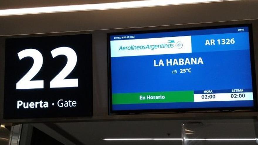 El anuncio de la salida del vuelo a Cuba, este lunes, en el aeropuerto de Ezeiza, en Argentina. (Cubadebate)
