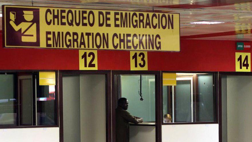 Desde 2018 se ha vuelto más común la estrategia de informarles a los activistas sobre su estatus de "regulados" en el momento de pasar por la ventanilla de Inmigración. (EFE)