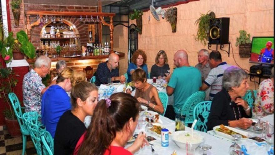 Los restaurantes privados, conocidos en Cuba como ‘paladares’, están entre los más afectados por el racionamiento en las cantidades de productos que se despachan a cada cliente en las tiendas de Villa Clara. (Cal)