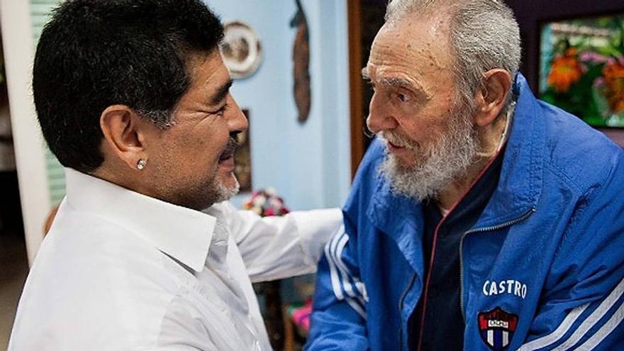 Foto divulgada por el portal Cubadebate el 15 de abril del 2013 donde el gobernante cubano Fidel Castro saluda al ex futbolista argentino Diego Maradona en La Habana. (EFE)