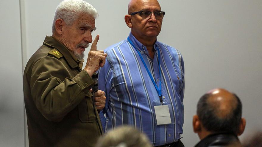 'Cubadebate' publicó la ya habitual fotografía de Ramiro Valdés increpando, con gestos de enojo, a los presentes. (Cubadebate)