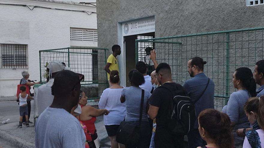Cubanos hacen fila afuera de una oficina de la DIIE para sacar el pasaporte. (14ymedio)