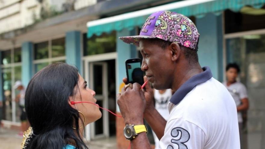 Cubanos efectuando una videollamada en una punto Wi-fi (EFE)