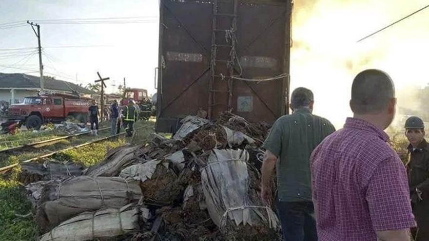 El Cuerpo de Bomberos y los vecinos del municipio Los Palacios, en Pinar del Río, ayudaron para sofocar el incendio en el tren cargado de tabaco. (Radio Guamá)