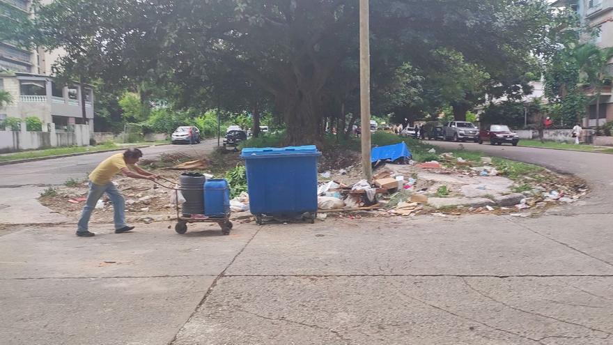 Tan preocupante como la falta de alimentos ante el huracán era la ausencia de un operativo de limpieza que retirara la basura de las calles. (14ymedio)