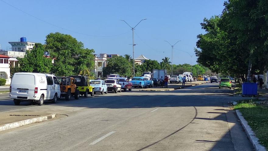 En el Cupet de 31 y 18, en el municipio de Playa, por ejemplo, la cola de vehículos llegaba hasta la calle 42 este miércoles. (14ymedio)