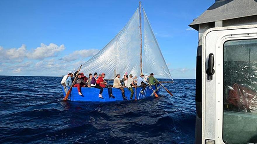 La tripulación del Cutter Reliance repatrió a 120 balseros Cuba después del huracán Ian. (USCG)