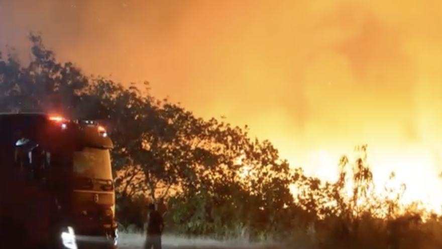 Dada la altura de las llamas que observaron en videos difundidos por medios oficiales y la cercanía de los depósitos de combustible, se temió la posibilidad de un desastre en Moa, Holguín. (Captura)