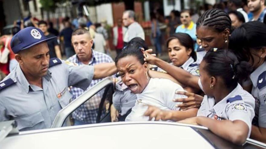 Una integrante del movimiento opositor Damas de Blanco es arrestada durante una demostración por el día internacional de los Derechos Humanos en diciembre de 2015. (EFE)