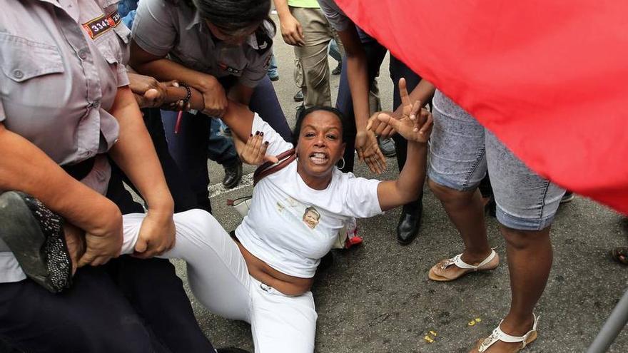 Una integrante de la Damas de Blanco es detenida por la policía este jueves 10 de diciembre de 2015, en La Habana. (Foto EFE)