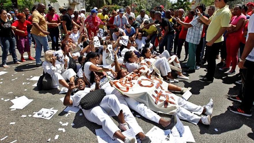 Las Damas de Blanco sufren un acto de repudio en una de sus protestas. (EFE)