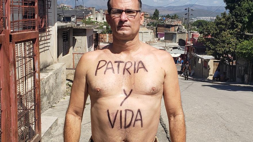 José Daniel Ferrer, líder de la Unpacu, uniéndose al reto de pintarse en el pecho el lema "Patria y Vida". (Twitter/@jdanielferrer)