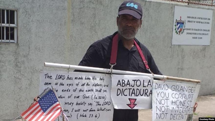 El activista Daniel Llorente, 'el hombre de la bandera', frente a la Embajada de Cuba en Georgetown, Guyana. (Cortesía)