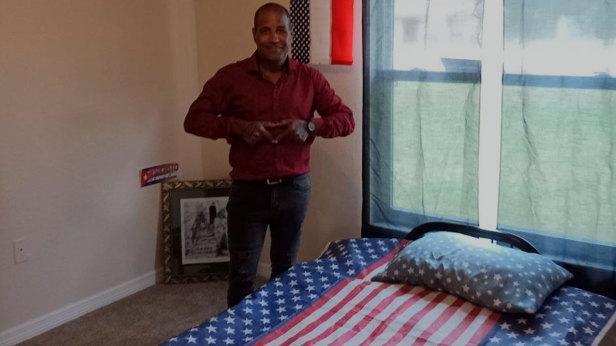 Daniel Llorente dentro de la casa que le ofreció un estadounidense durante un tiempo. (Cortesía)