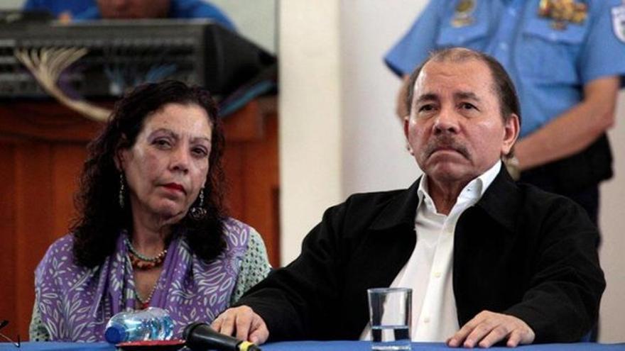 Daniel Ortega junto a su esposa y vicepresidenta Rosario Murillo. (EFE)