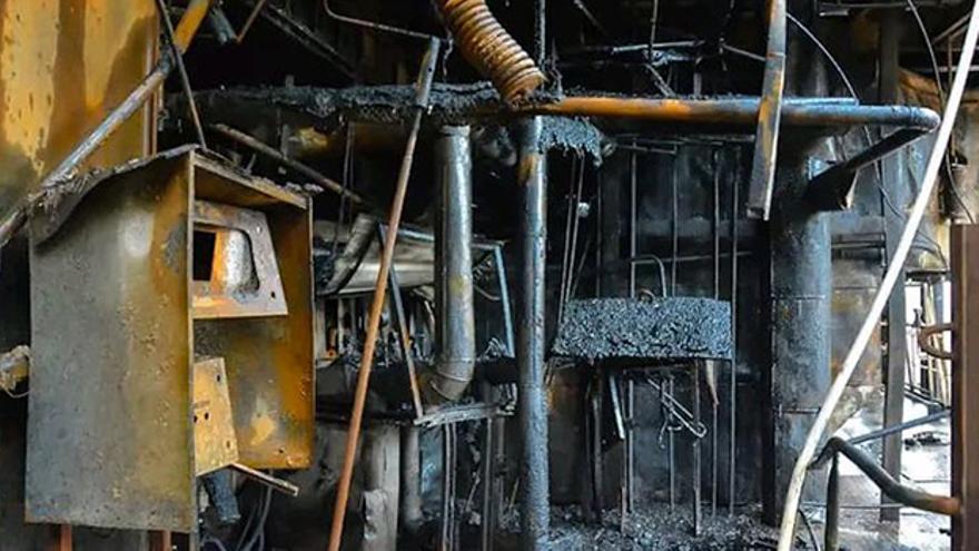 Daños tras el incendio en la termoeléctrica de Felton. (Periódico Ahora)