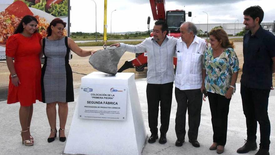 La ceremonia se llevó a cabo en presencia del embajador de México en la Isla, Miguel Díaz Reynoso, y Déborah Rivas, viceministra de Comercio Exterior e Inversión Extranjera. (Prensa Latina)