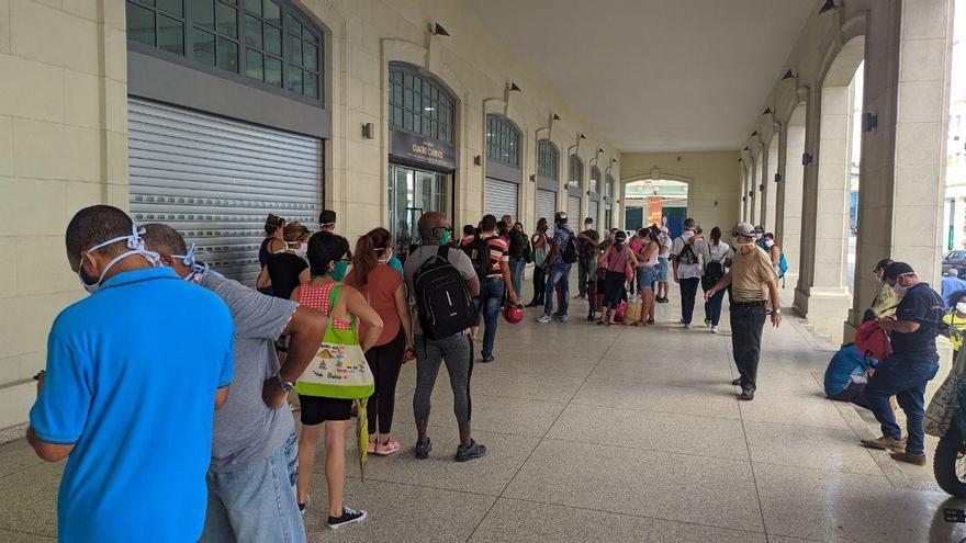 Decenas de personas esperaban este lunes en la Plaza de Cuatro Caminos para reclamar los productos que hace semanas compraron a través de la plataforma TuEnvío. (14ymedio)