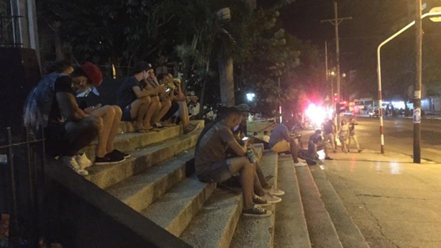 Decenas de cubanos se acercan a La Rampa a intentar captar la señal de wifi recientemente instalada. (Eliécer Ávila/14ymedio)